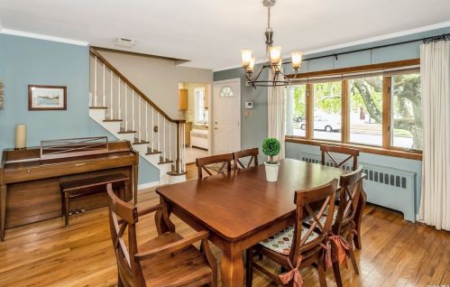 3939 Maplewood Dr, Seaford, NY 11783-2037