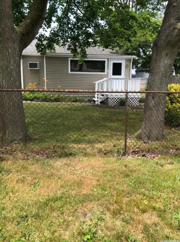 25 Phoenix Rd, Babylon, NY 11704-2520
