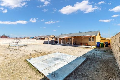 43123 Fleetwood Dr, Lancaster CA 93535-5213 exterior