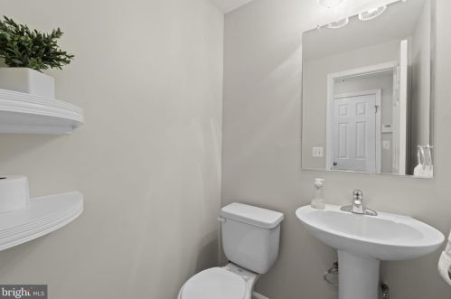 744 Monument Ave, Woodbridge VA  22191-5422 exterior