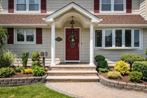 3983 Wicks Ave, Seaford, NY 11783-1439
