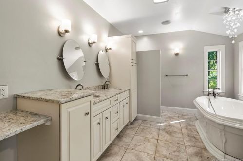 1 Barn Hill Rd, Bloomfield CT  06002-1218 exterior