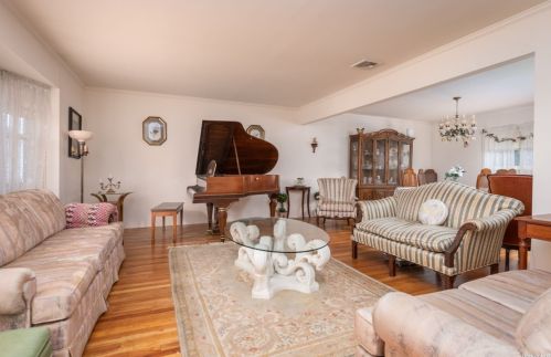 587 Howard Ave, Hempstead, NY 11552-3115