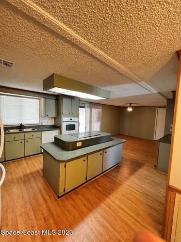 610 Dolphin Cir, Sebastian FL  32976-2591 exterior