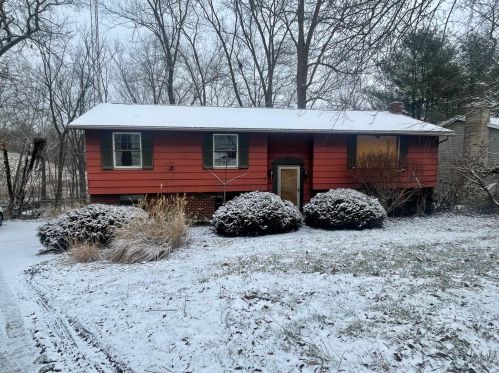5055 Cliffrock Dr, Zanesville, OH 43701-9033