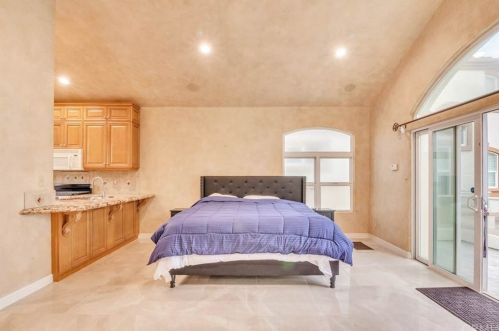 1612 Pacific Coast Hwy, Huntington Beach CA  92648-4434 exterior