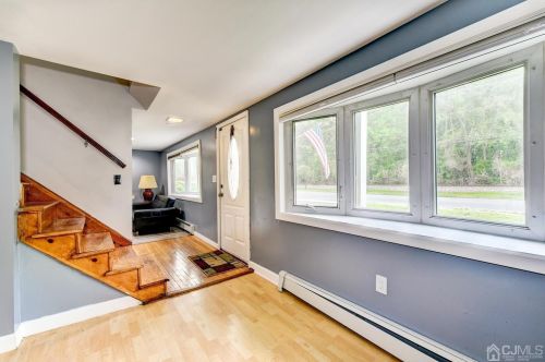 8 Main St, Helmetta, NJ 08828-1210
