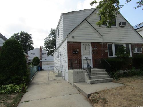 82-52 249th St, Jamaica, NY 11426-1848