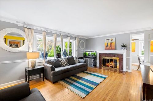 7 Weeks Pl, New Rochelle, NY 10801-1913