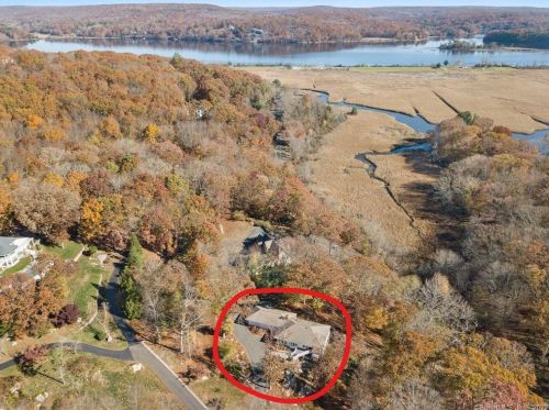 100 River Rd, Essex, CT 06426-1306
