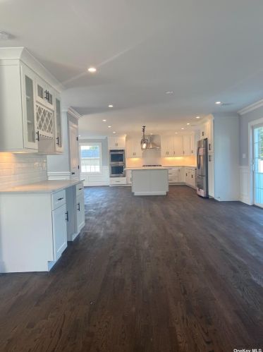 612 Briggs St, North Bellmore, NY 11710-3230