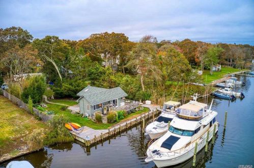 65 Hewitt Blvd, Center Moriches, NY 11934-3008