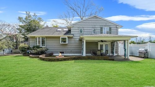 255 Maple St, Islip Manor NY  11751-4801 exterior