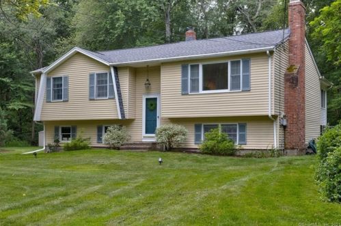 15 Crestwood Dr, East Hampton, CT 06424-1322