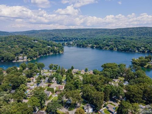 32 Orchard Rd, Skyline Lakes, NJ 07456-2141