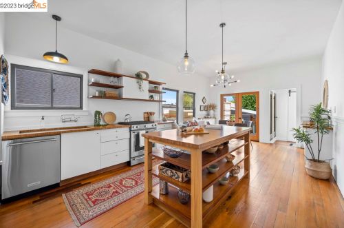 829 56th St, Oakland, CA 94608-3227
