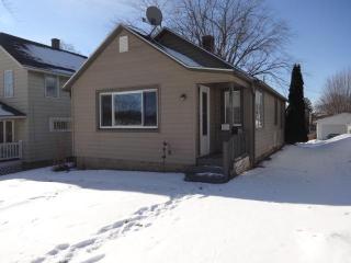 128 Hartwell Ave, Waukesha, WI 53186-6401