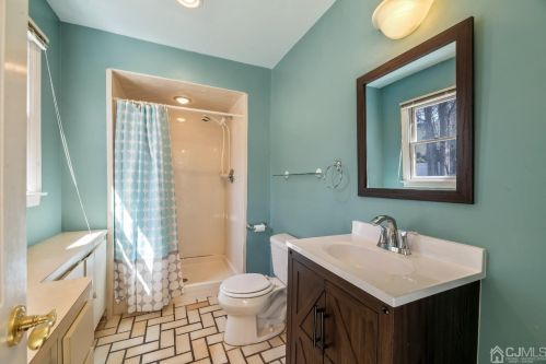 2 Perry Rd, East Brunswick NJ  08816-1324 exterior