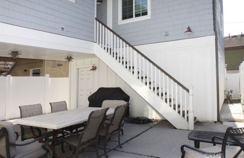 208 Indianapolis Ave, Huntington Beach CA 92646-5011 exterior