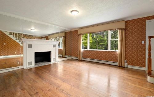 338 Elwood Rd, Elwood NY  11731-2215 exterior