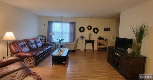 2031 Charles Ct, Mahwah NJ  07430-1386 exterior