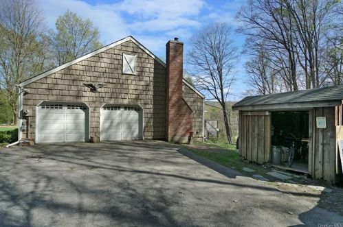 28 Kings Point Ln, Washingtonville NY  10992-2026 exterior