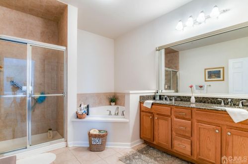 307 Regency Pl, Woodbridge NJ  07095-1032 exterior