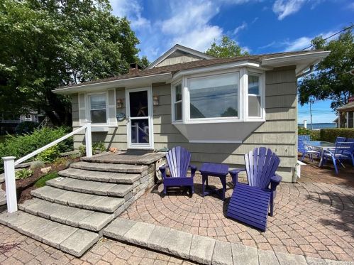 17 Middlefield St, Groton, CT 06340-8827