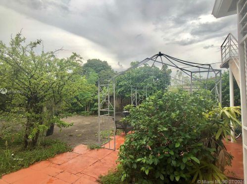 951 18th St, Hialeah FL  33010-2322 exterior