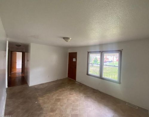 240 Lenoir Dr, Eden, NC 27288-2253