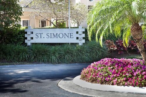 5637 Turtle Bay Dr, Naples FL  34108-2751 exterior