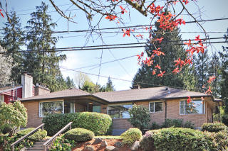 825 103rd St, Seattle, WA 98125-7423