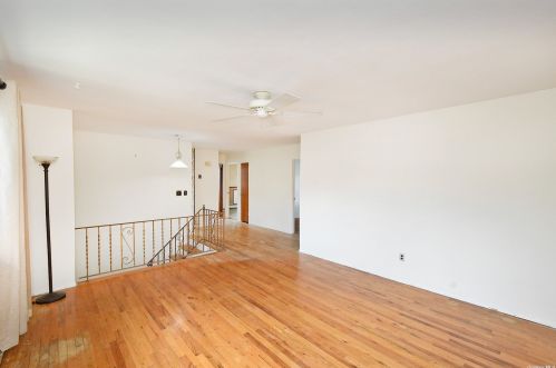 9 Leghorn Ct, Huntington Station NY  11746-2820 exterior