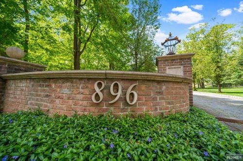 896 Colonial Rd, Franklin Lakes, NJ 07417-1207