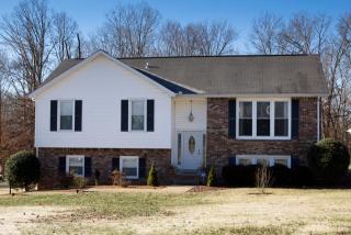 300 Dunbrook Dr, Clarksville, TN 37043-7415