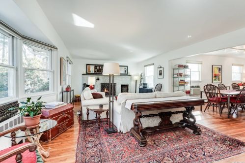 1 Iroquois Dr, Brightwaters, NY 11718-1005