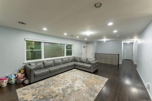 4 Hillside Ter, Airmont NY  10901-2105 exterior