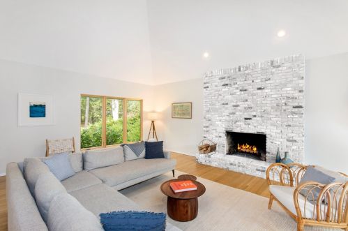 5 Skyes Neck Ct, East Quogue NY  11942-4436 exterior