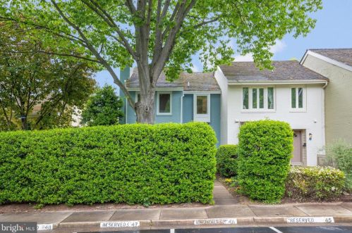 2001 Chadds Ford Dr, Herndon, VA 20191-4001