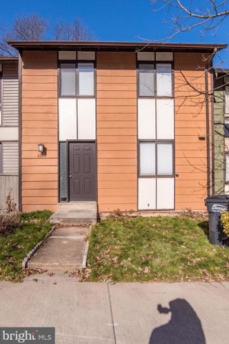 2306 Emerald Heights Ct, Herndon VA  20191-1714 exterior