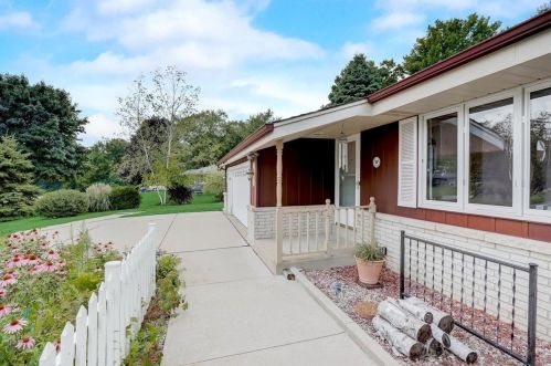 22194 Valley Rd, Waukesha WI  53186-5350 exterior