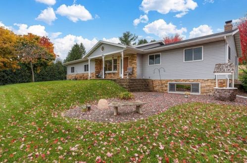 1556 Town Hall Rd, Eau Claire, WI 54703-9018