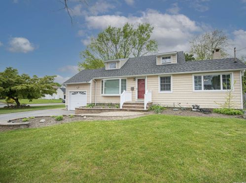 1 Casey Ln, Elwood, NY 11731-2034