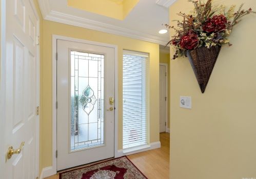 121 Carriage Ln, Hicksville, NY 11803-1527