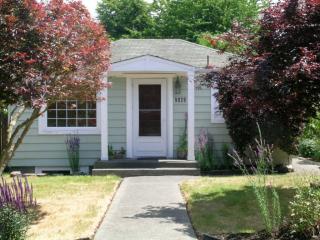9028 7 Ave, Seattle WA  98117-2124 exterior