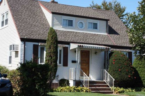 390 2nd Pl, Hempstead, NY 11553-1937