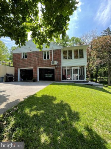 61 Lakeview Dr, Pilesgrove NJ 08098-2081 exterior