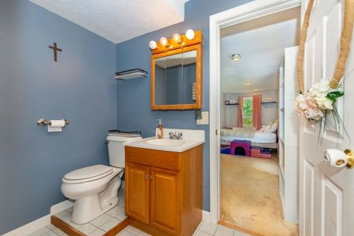 156 Raymond Rd, Deerfield NH  03037-1507 exterior
