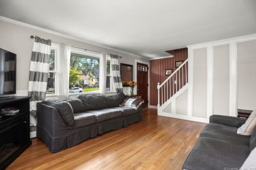 423 Peet St, Bridgeport, CT 06606-2729