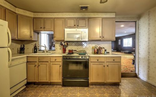 29 Barmore Dr, Stamford, CT 06905-2002